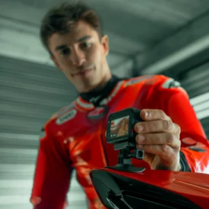 Insta360 Ace Pro 2 MM93 Edition op de motorfiets